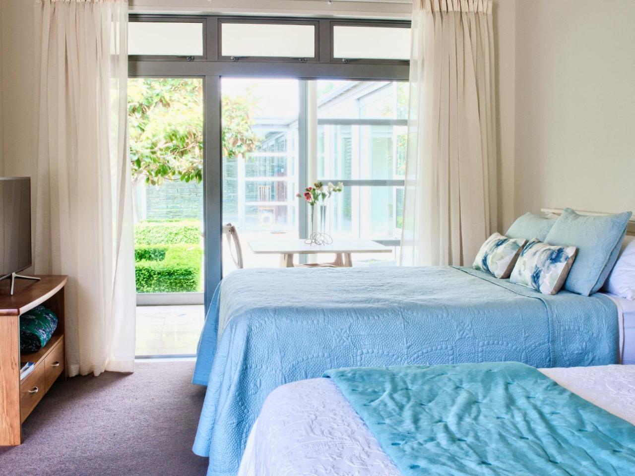 Twin Room with Courtyard and Vineyard Views